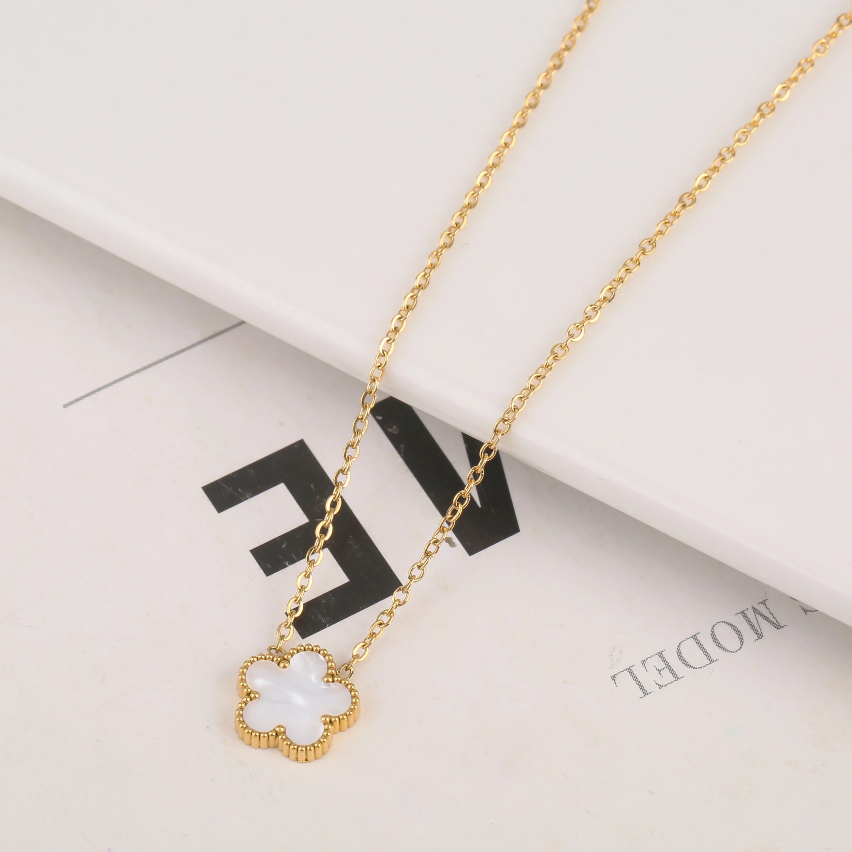 WASHINGTON CLOVER | WHITE NECKLACE